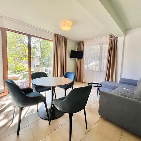 Kiara سينتس قسطنطين وهيلينا